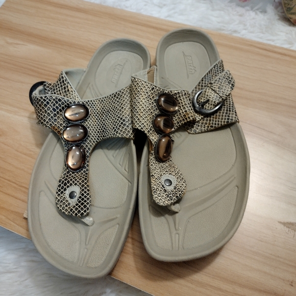 Earth Shoes - Earth Comfort Fit Snake print/Stones Women's Sandals Size 7